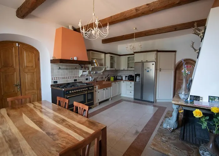 Villa Rina Deluxe And Cottage
